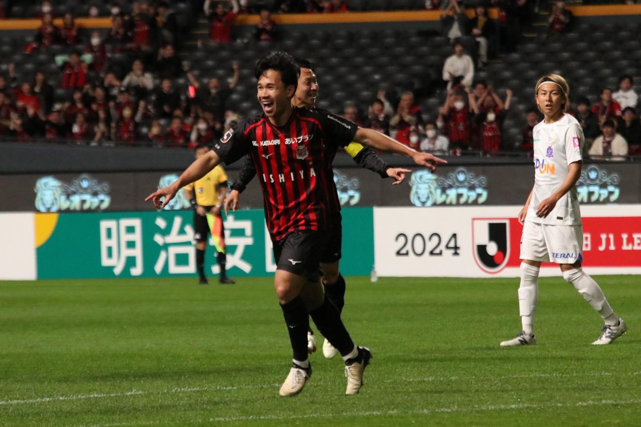 前半10分、先制ゴールを決めて喜ぶ札幌スパチョーク（撮影・保坂果那）