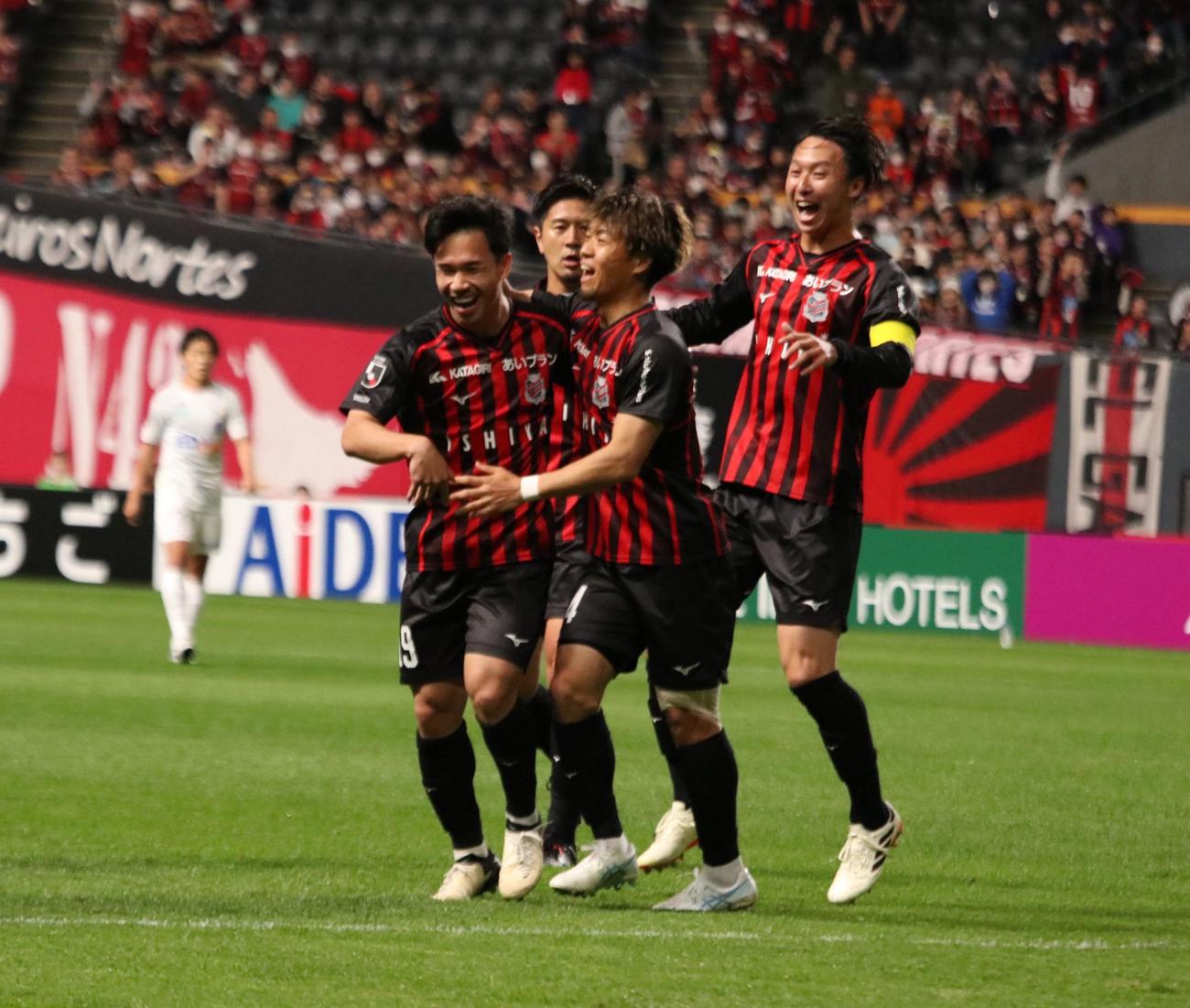 前半10分、先制ゴールを決めた札幌スパチョーク（左）は仲間と喜ぶ（撮影・保坂果那）