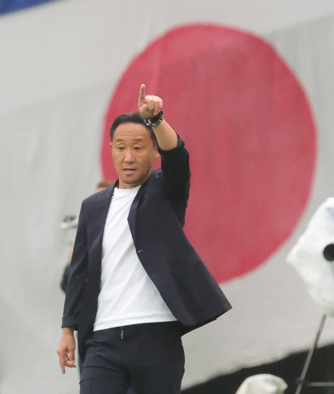 東京対町田　指示を出す町田黒田監督（撮影・野上伸悟）