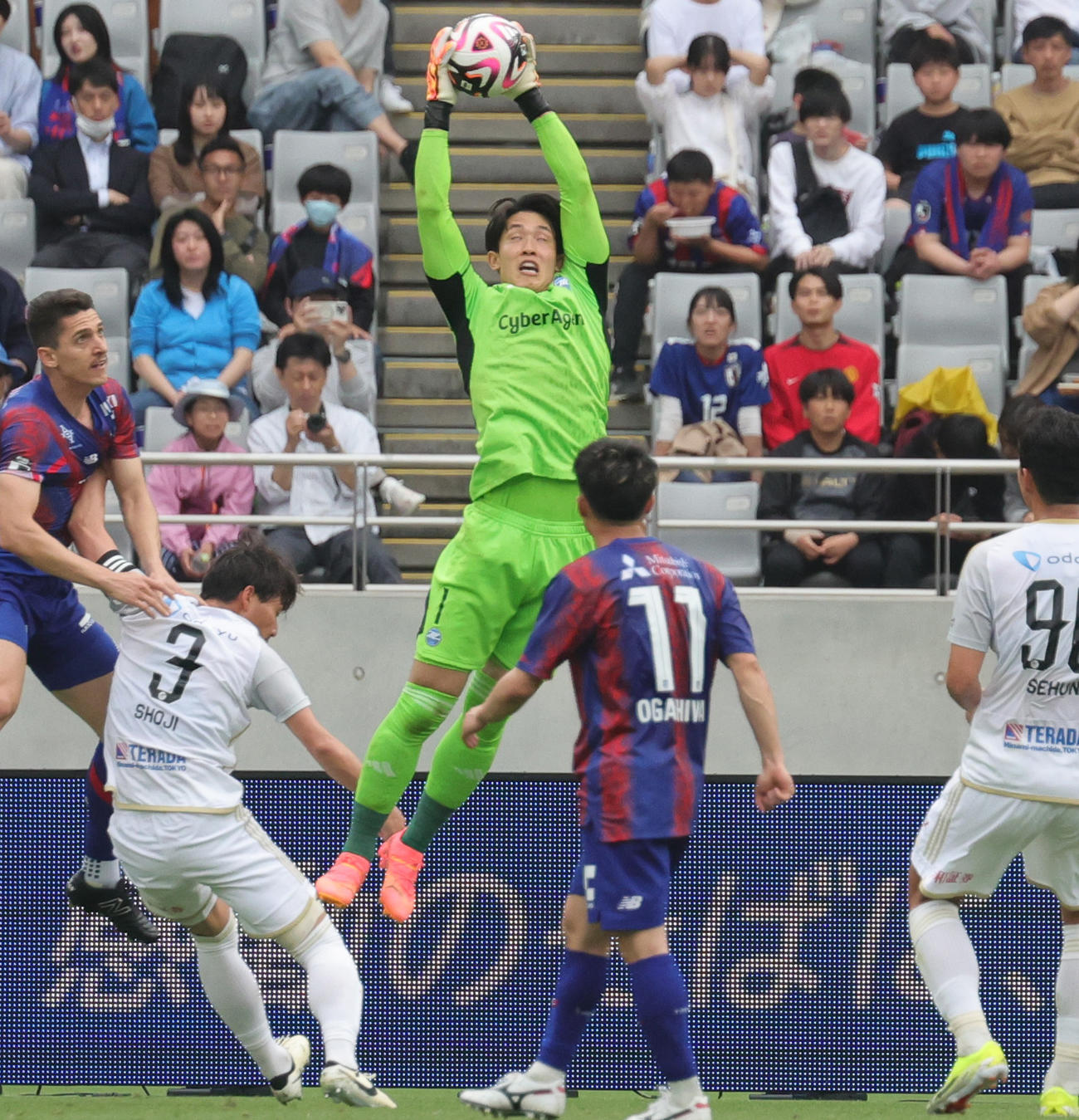 東京対町田　前半、ハイボールを処理する町田GK谷（撮影・野上伸悟）