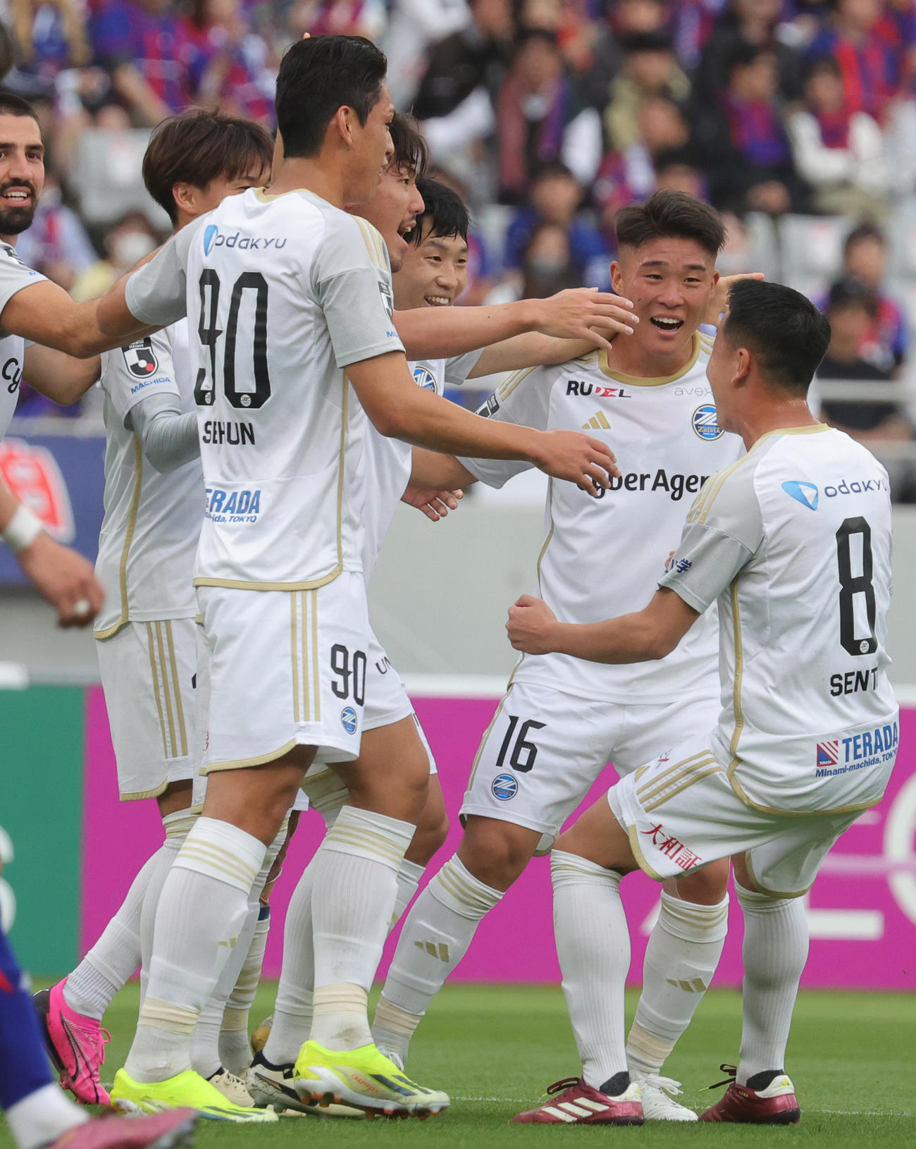 東京対町田　前半、先制ゴールを決め喜ぶ町田ナ・サンホ（右から3人目）（撮影・野上伸悟）