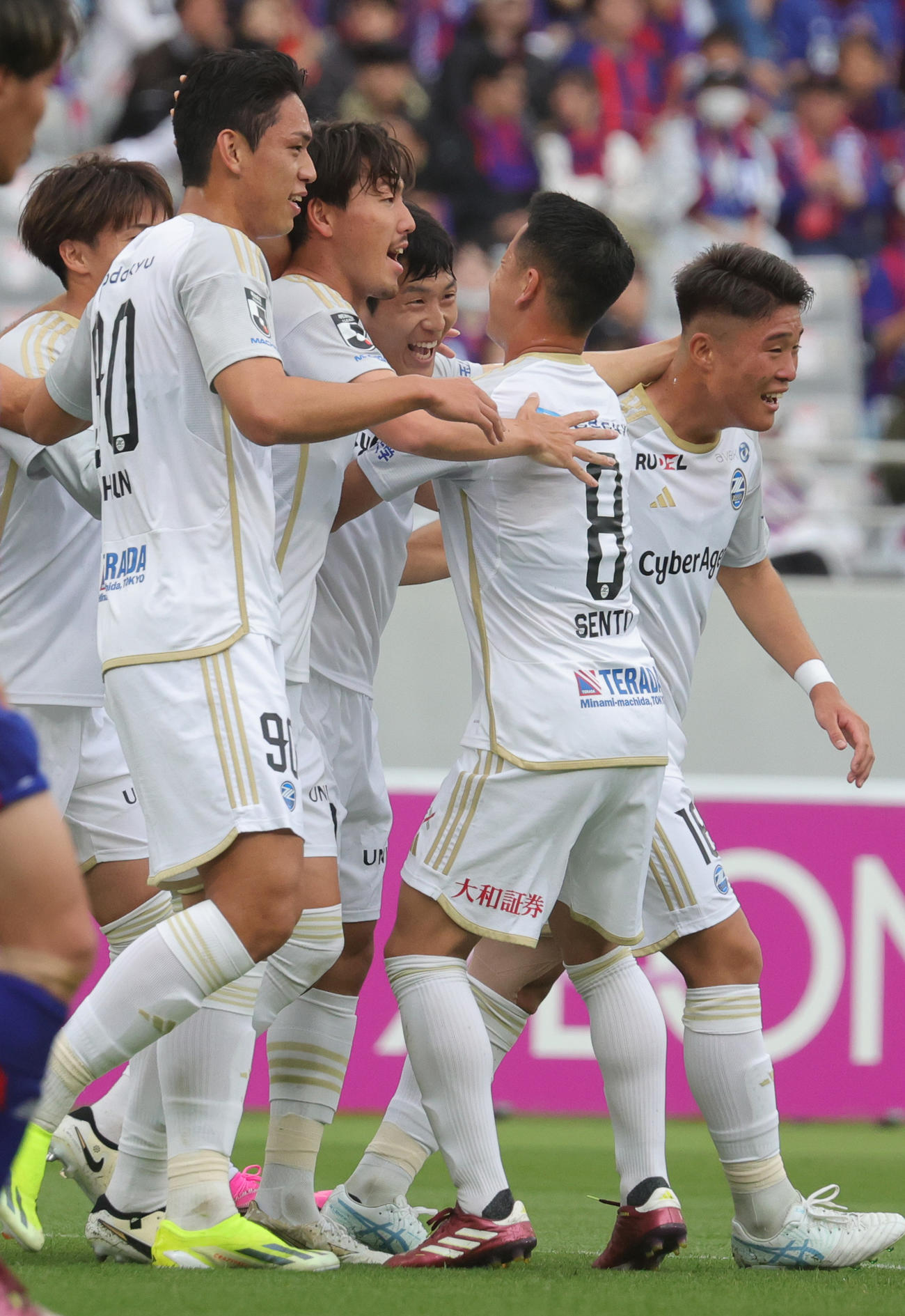 東京対町田　前半、先制ゴールを決め喜ぶ町田ナ・サンホ（右から3人目）（撮影・野上伸悟）
