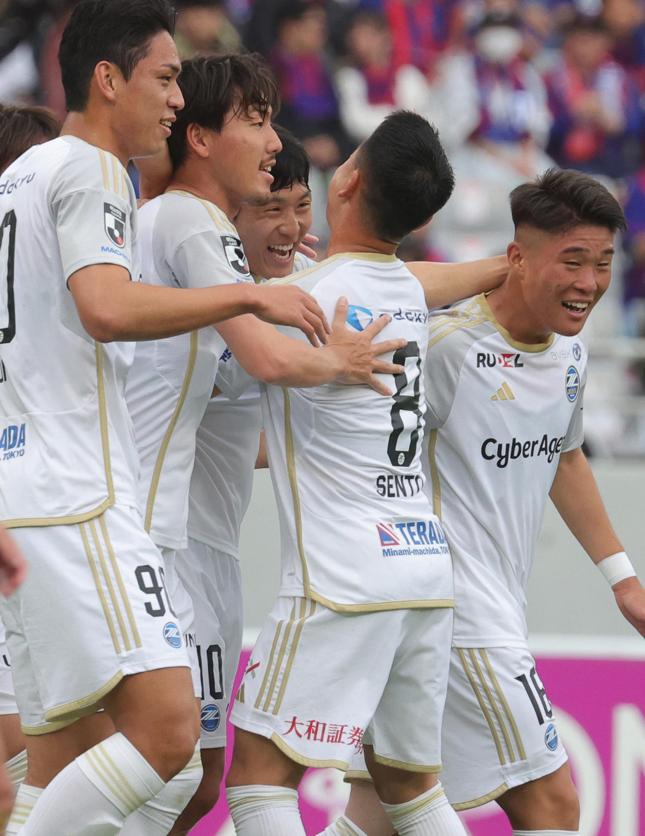 東京対町田　前半、先制ゴールを決め喜ぶ町田ナ・サンホ（中央）（撮影・野上伸悟）