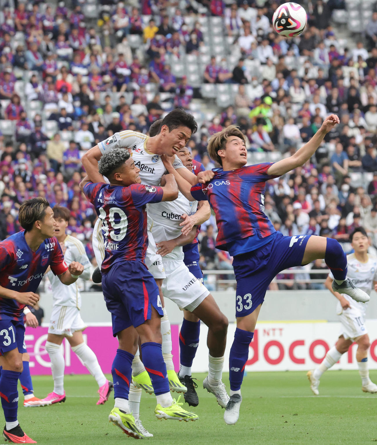 東京対町田　前半、ゴール前で東京バングーナガンデ（左）、俵積田（右）と競りあう町田オ・セフン（撮影・野上伸悟）
