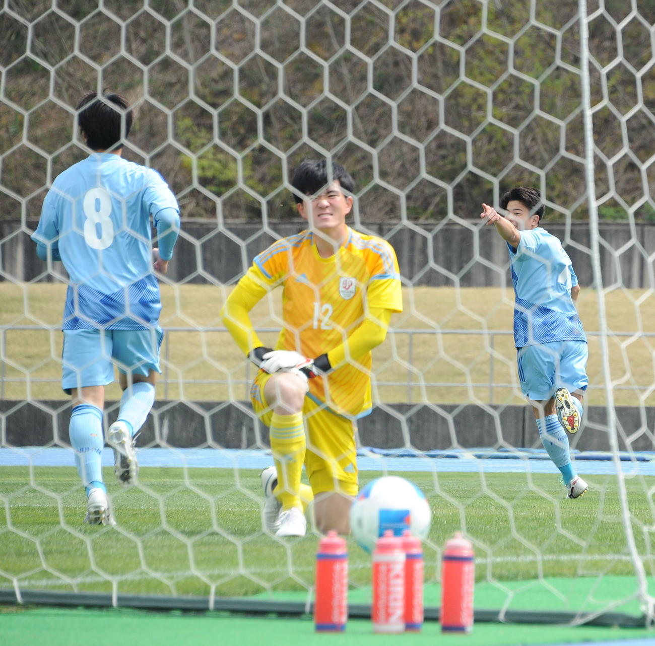 前半6分に先制点を決め、喜ぶ新潟医療福祉大・田沢（右）