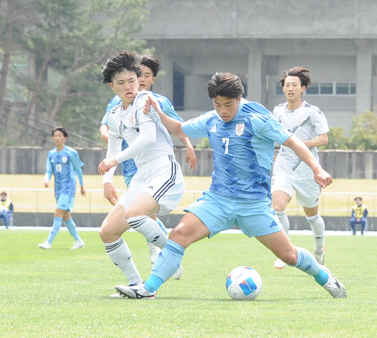 ドリブルで左サイドをえぐる新潟医療福祉大・田沢（右から2人目）
