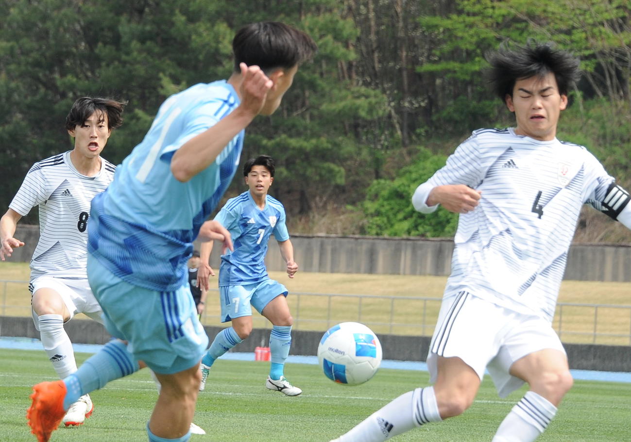 前半6分、ラストパスを要求する新潟医療福祉大・田沢（奥）