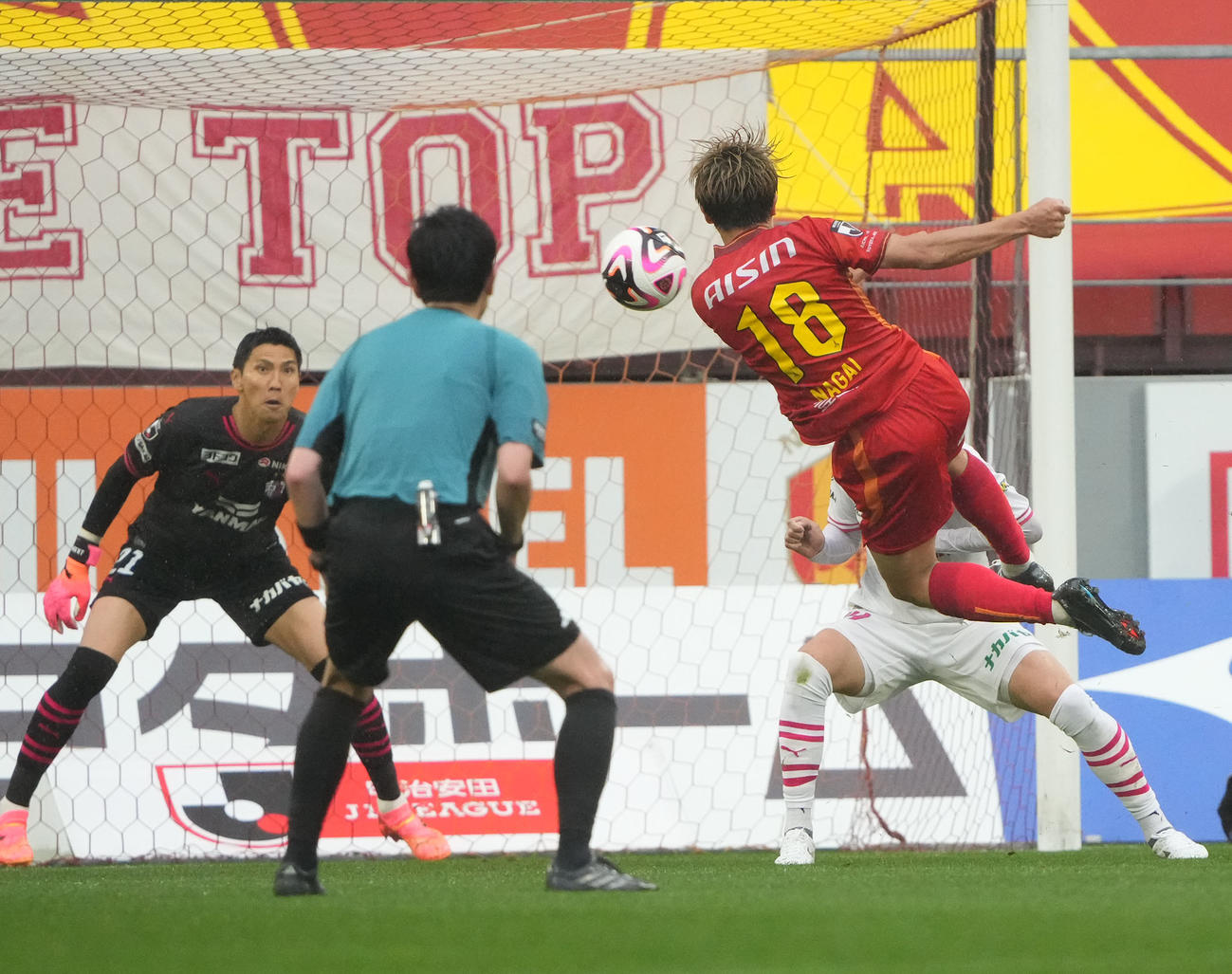 名古屋対C大阪　後半、勝ち越しゴールを決める名古屋永井（手前・右）（撮影・森本幸一）