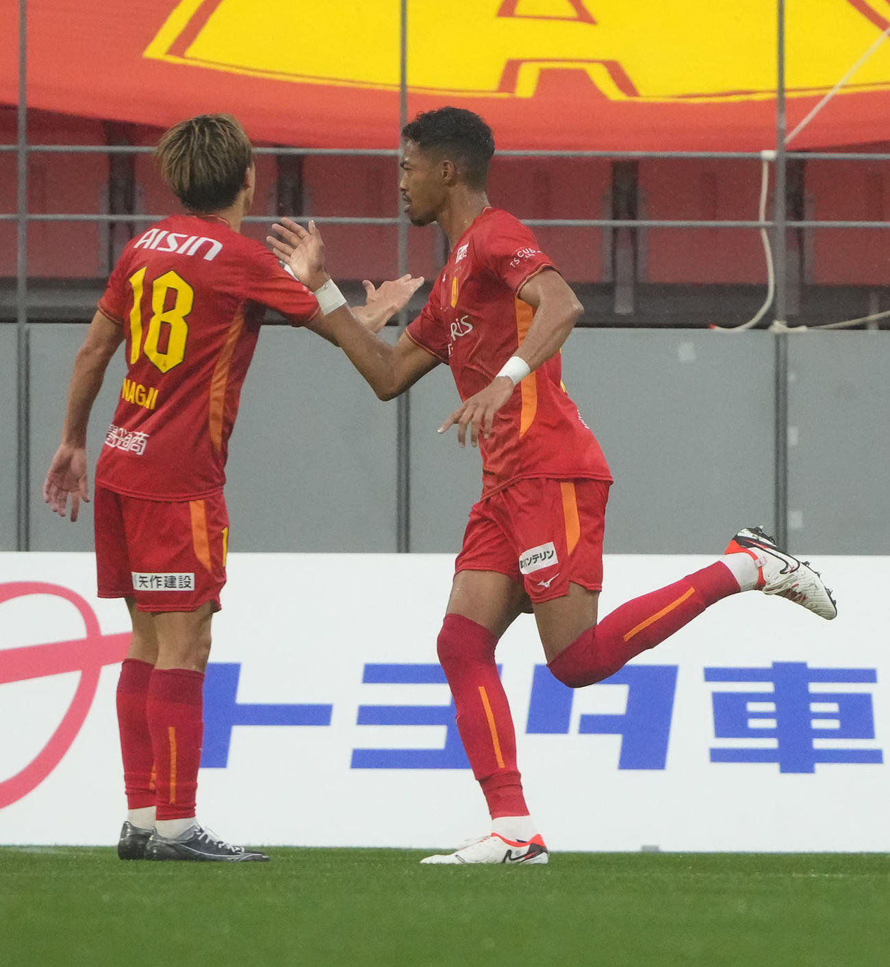 名古屋対C大阪　後半、先制ゴールを決め喜ぶ名古屋三国（右）（撮影・森本幸一）