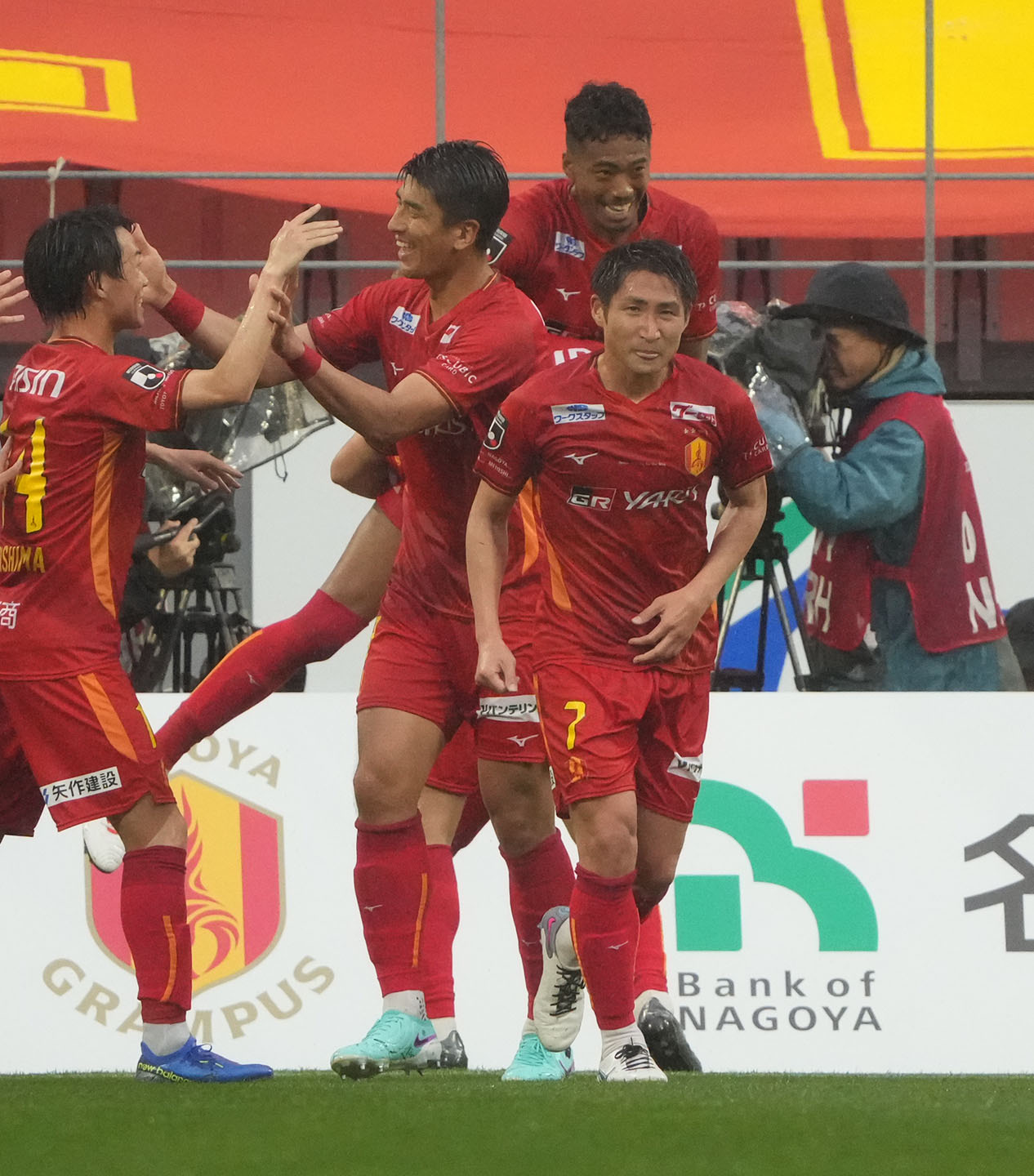 名古屋対C大阪　後半、先制ゴールを決め喜ぶ名古屋三国（右から2人目）（撮影・森本幸一）