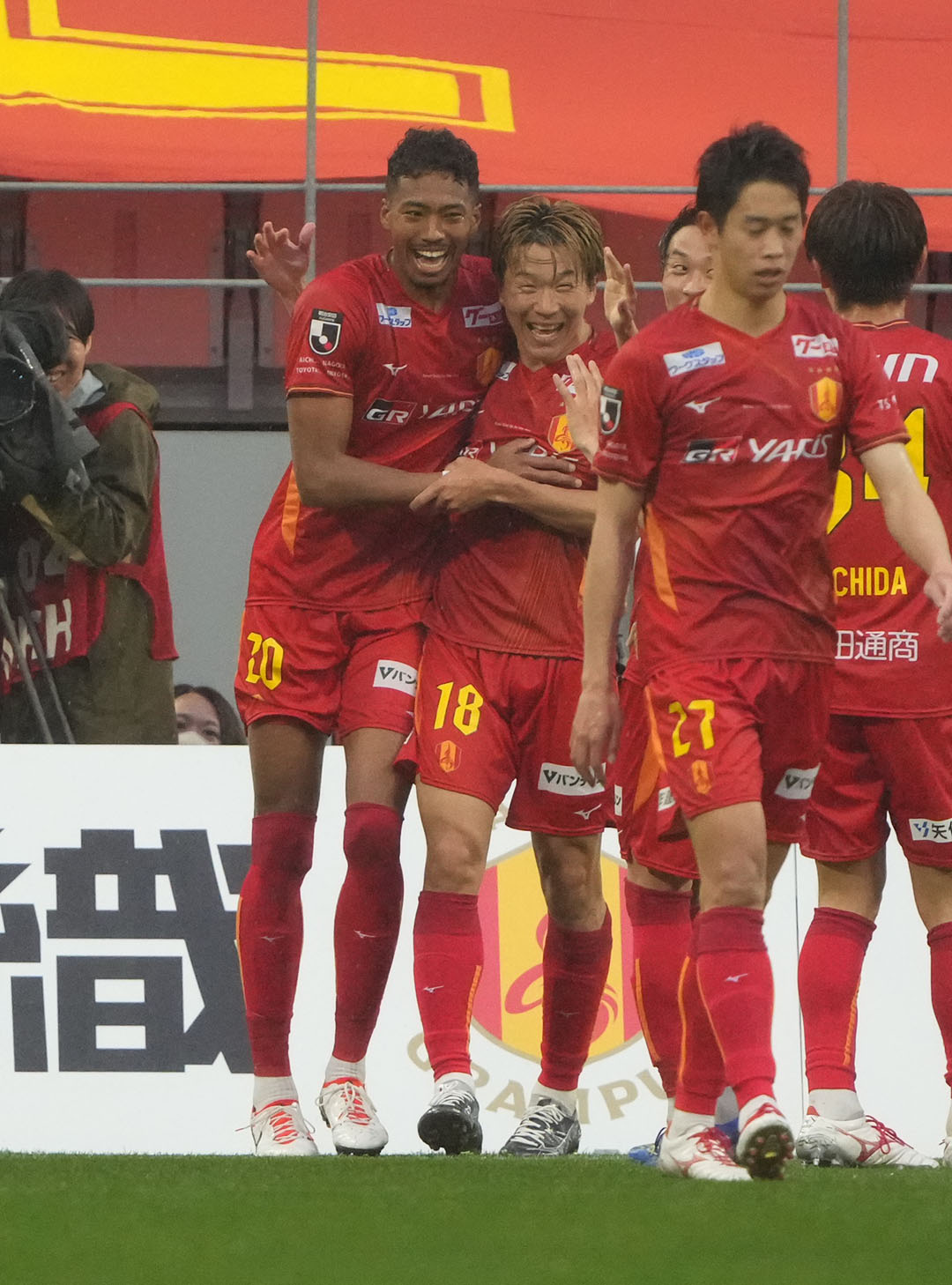 名古屋対C大阪　後半、先制ゴールを決め喜ぶ名古屋三国（左）（撮影・森本幸一）