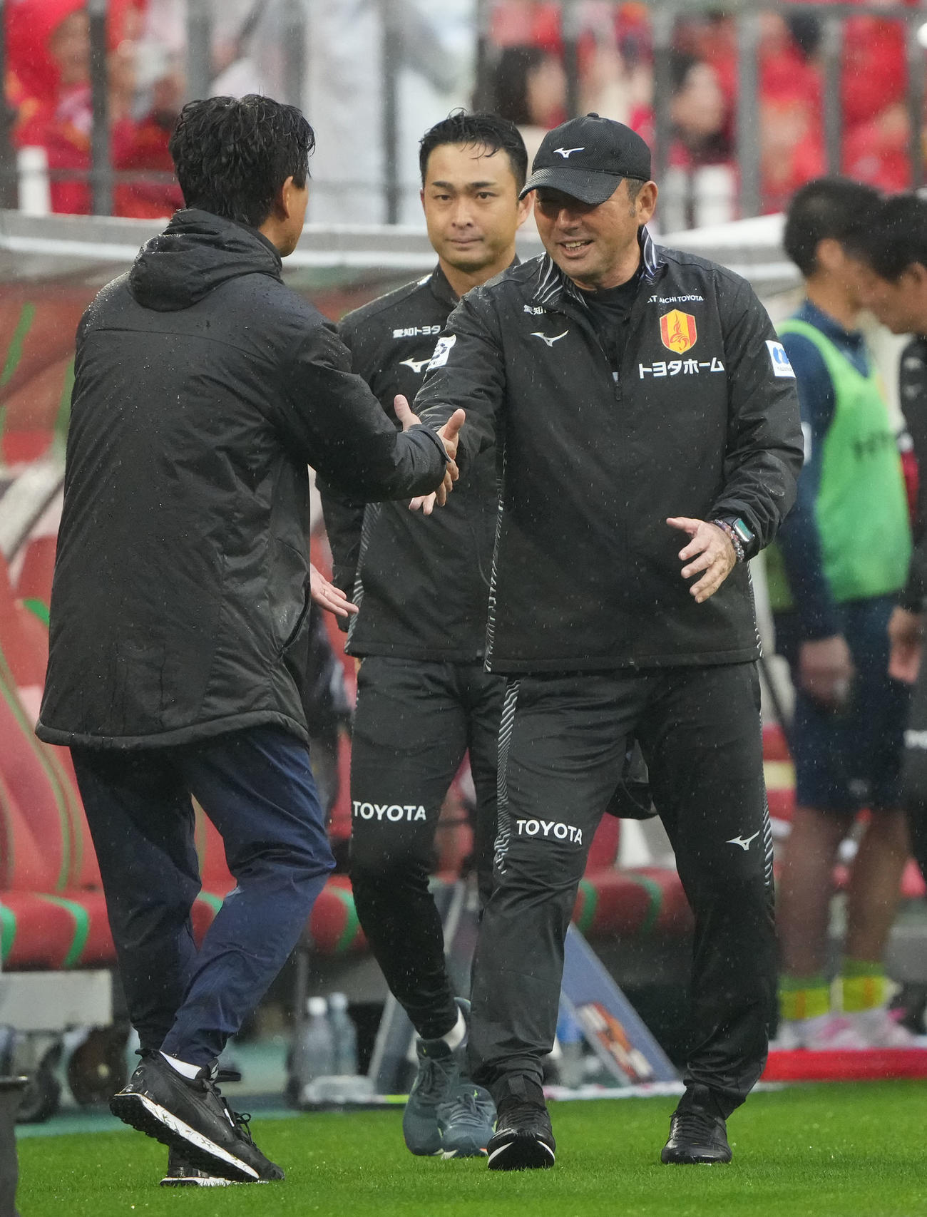 名古屋対C大阪　試合終了、C大阪小菊監督と握手を交わす名古屋長谷川監督（右）（撮影・森本幸一）