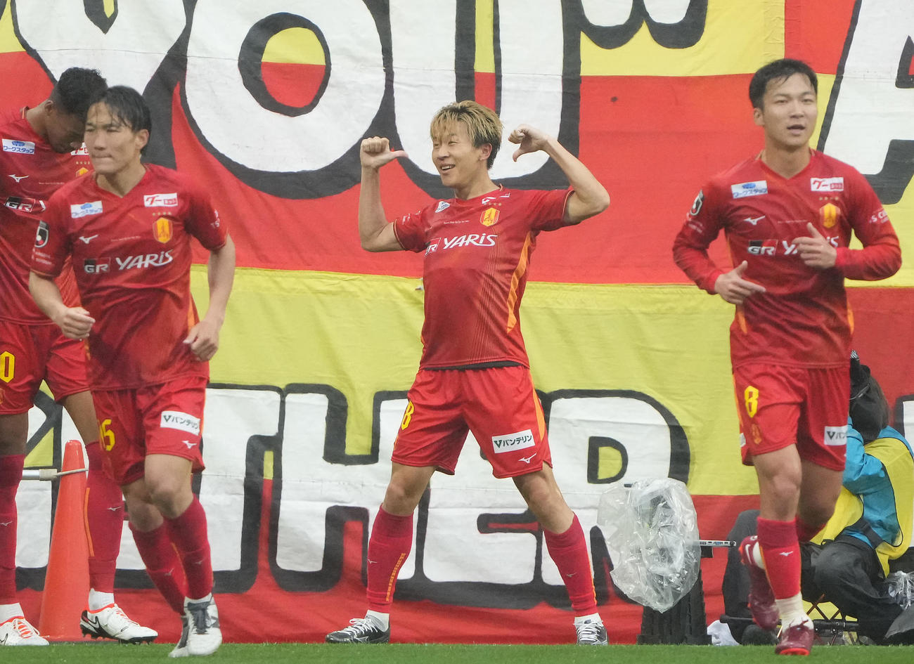 名古屋対C大阪　後半、勝ち越しゴールを決め喜ぶ名古屋永井（右から2人目）（撮影・森本幸一）