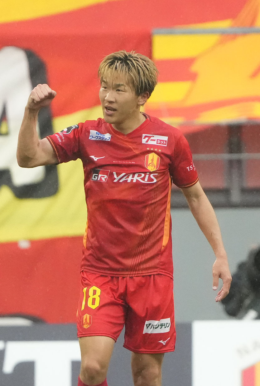 名古屋対C大阪　後半、勝ち越しゴールを決め喜ぶ名古屋永井（右から2人目）（撮影・森本幸一）