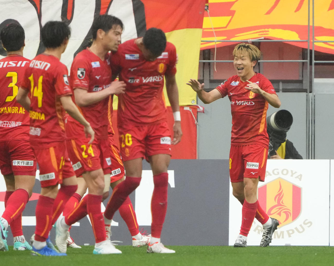 名古屋対C大阪　後半、勝ち越しゴールを決め喜ぶ名古屋永井（右）（撮影・森本幸一）