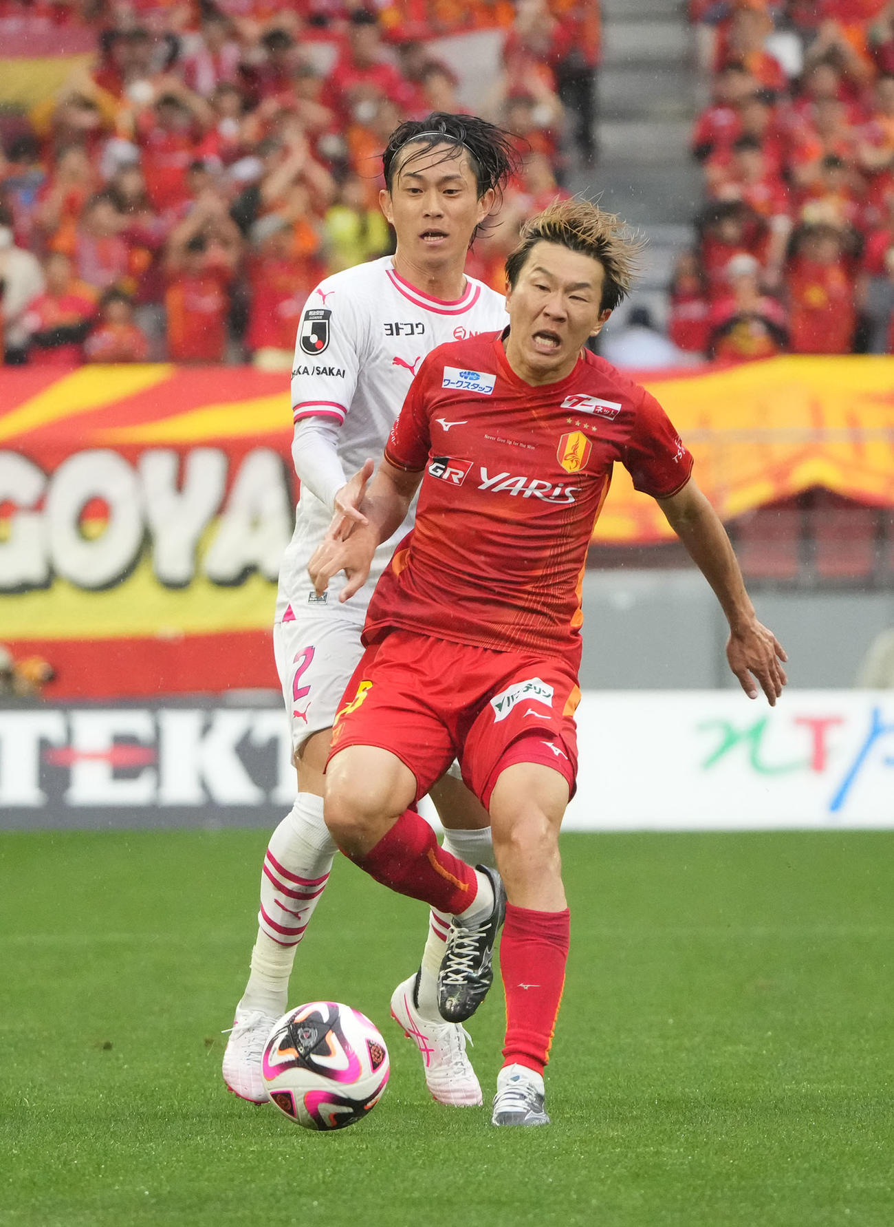 名古屋対C大阪　後半、名古屋永井と競り合うC大阪毎熊（左）（撮影・森本幸一）