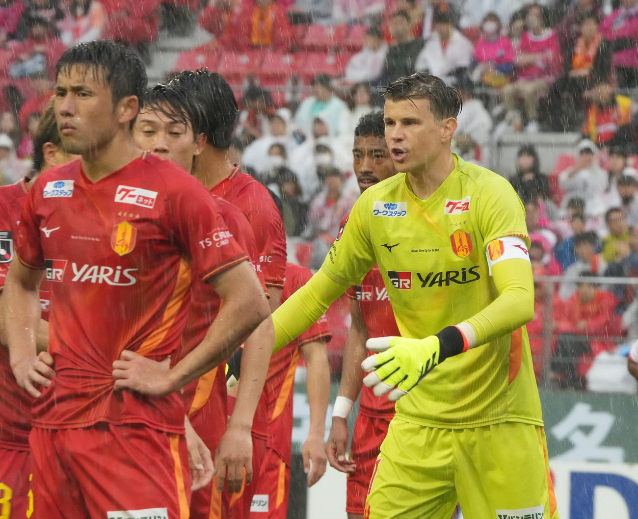 名古屋対C大阪　後半、味方に指示を出す名古屋GKランゲラック（右）（撮影・森本幸一）
