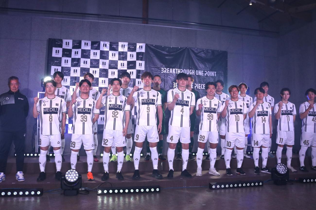 新体制会見に出席したBTOP北海道の選手と三浦新監督（左端）（撮影・保坂果那）
