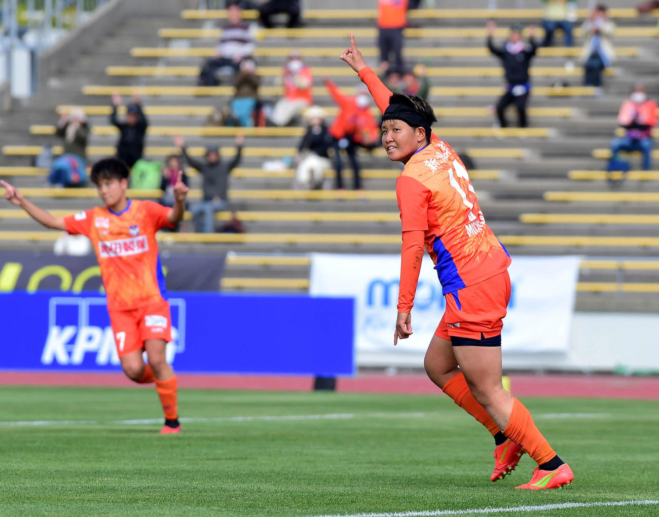 新潟L対長野　後半、ゴールを決め右人さし指を突き上げる新潟レディース道上（右）