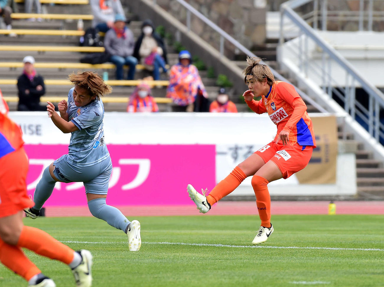 前半、シュートを放つ新潟レディース石田