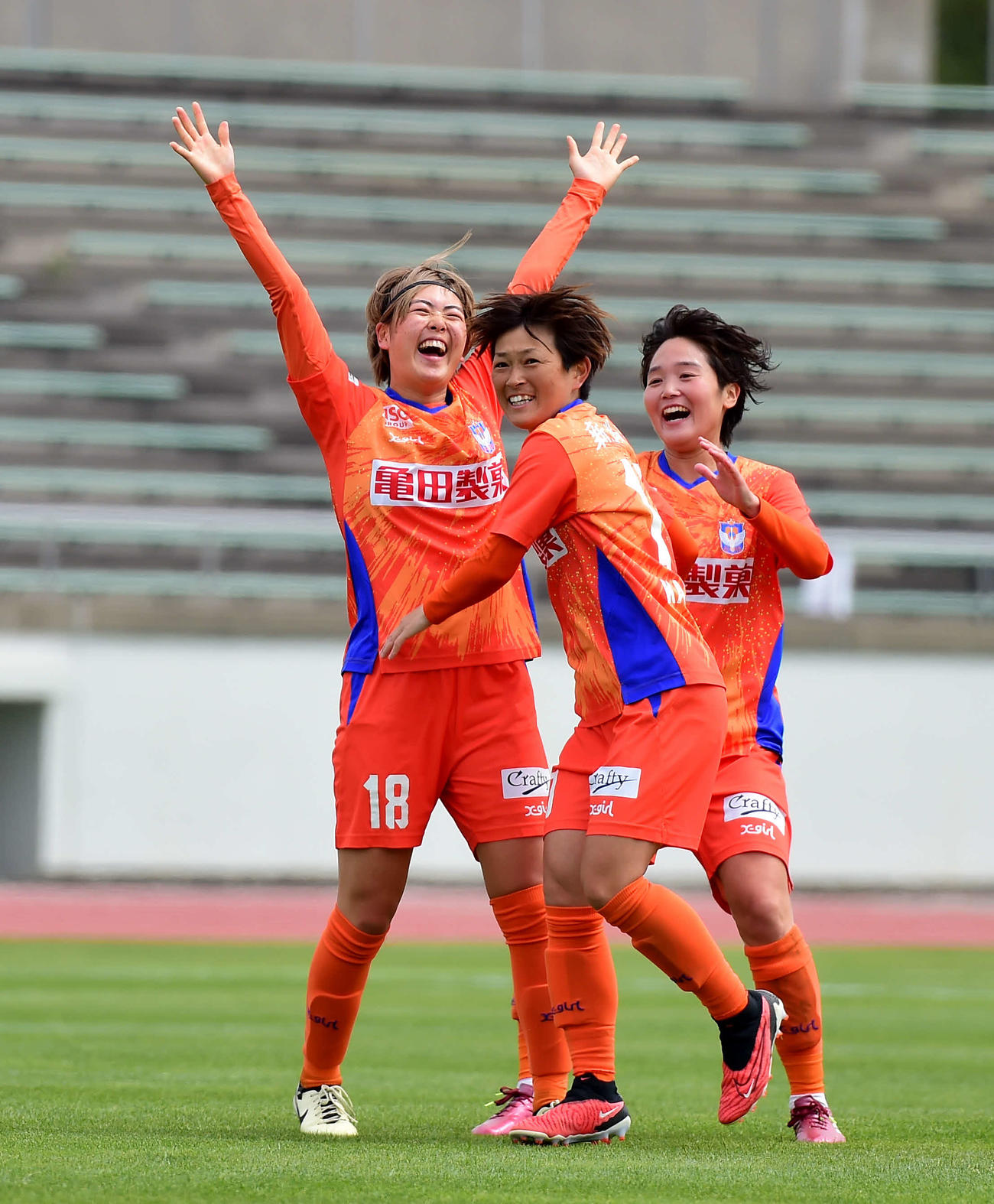 新潟L対長野　前半、ゴールを決め両手を挙げて喜ぶ新潟レディース石田（左）