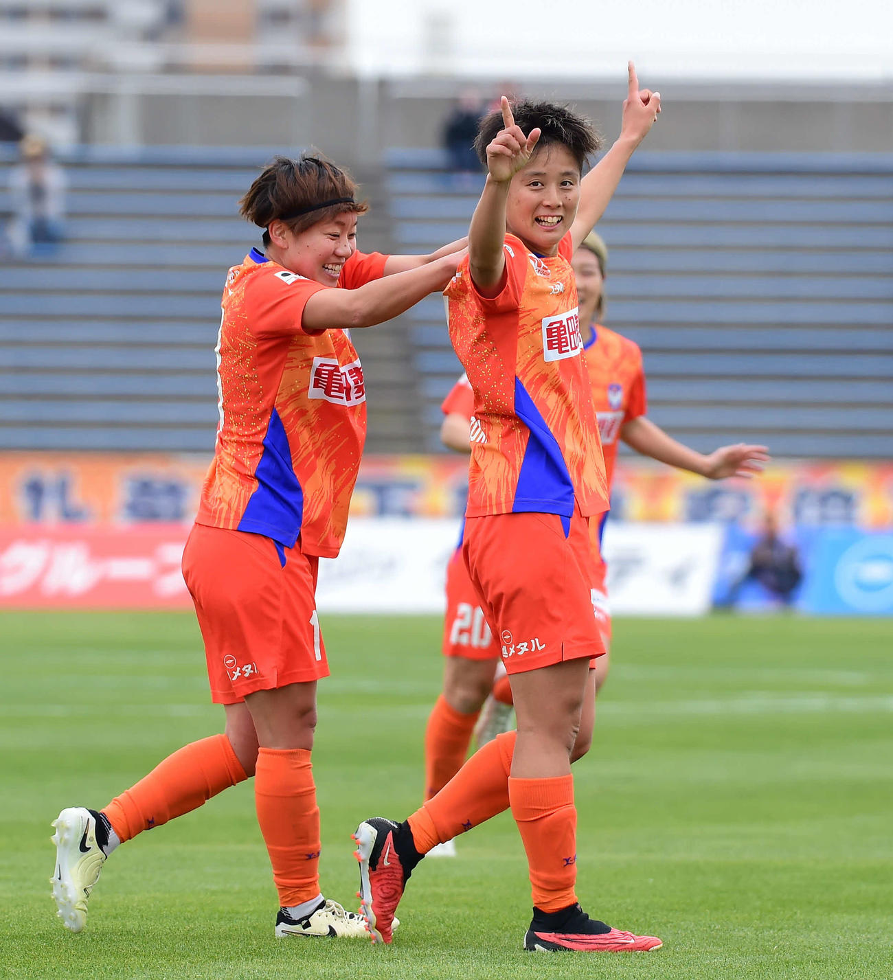 前半、ゴールを決め両人さし指を突き上げる新潟レディース園田（右）