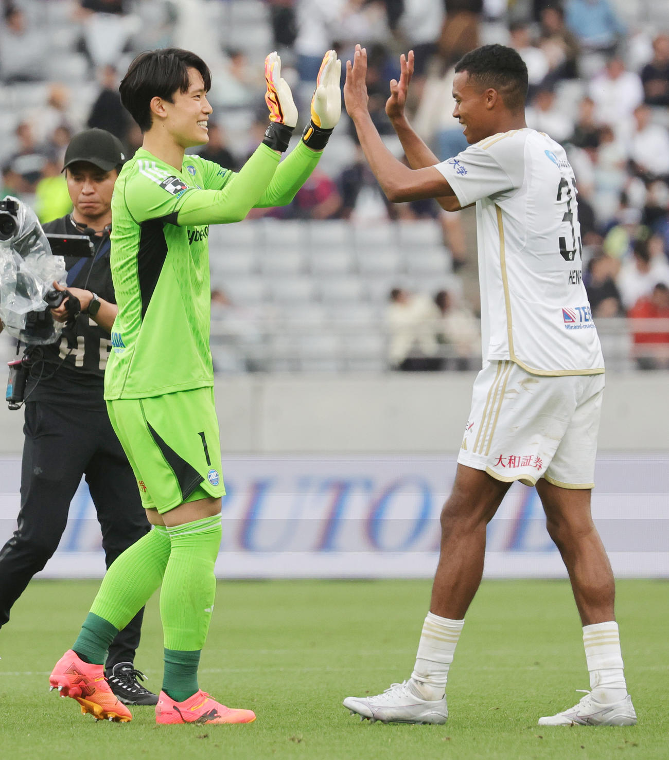 東京対町田　勝利を喜びあう町田GK谷（左）と望月（撮影・野上伸悟）