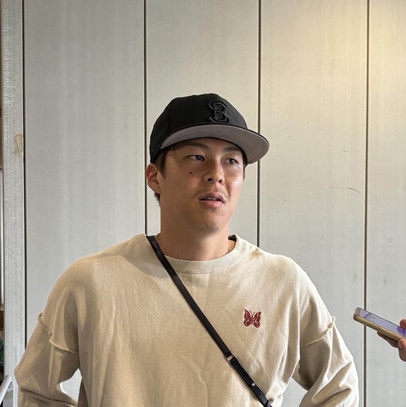 非公開練習後に取材対応するG大阪DF江川湧清（撮影・永田淳）