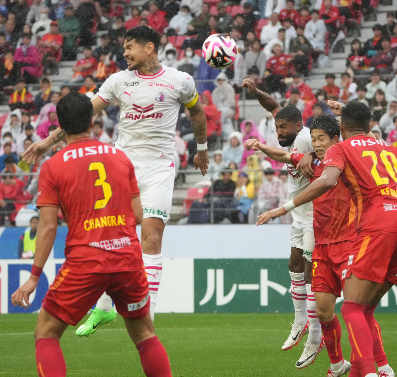 4月21日、名古屋対C大阪　後半ゴール前で競り合うC大阪レオ・セアラ（左から2人目）