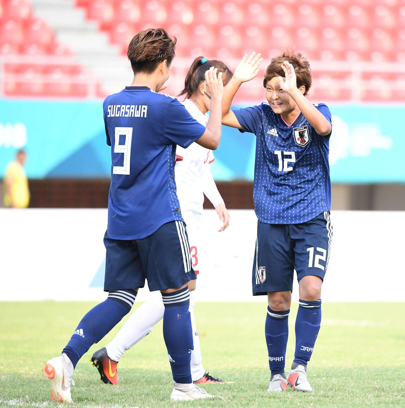 18年8月21日、ベトナム戦で、ゴールを決めたMF増矢理花（右）