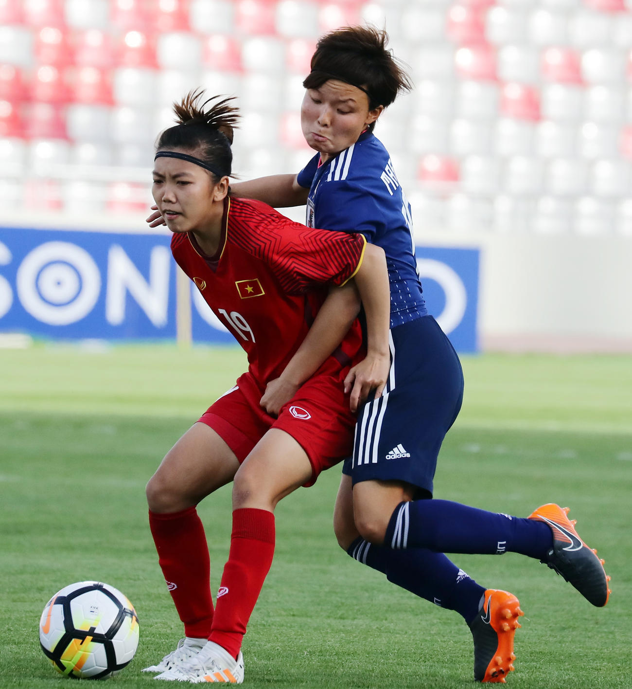18年4月7日、ボールを競り合う日本MF増矢理花（右）
