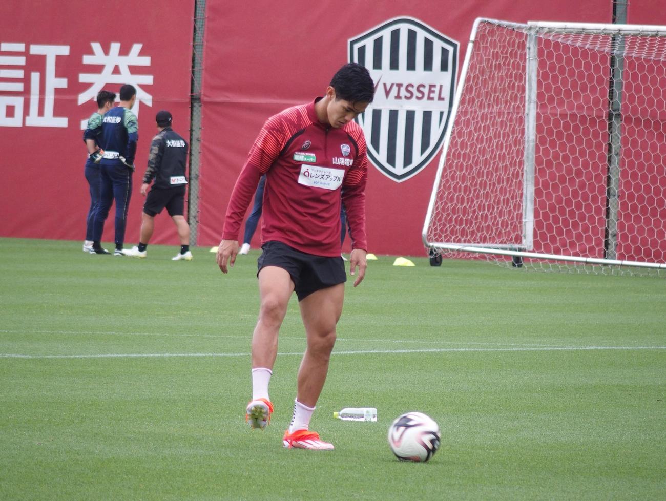 別メニュー調整する神戸FW武藤嘉紀（撮影・永田淳）