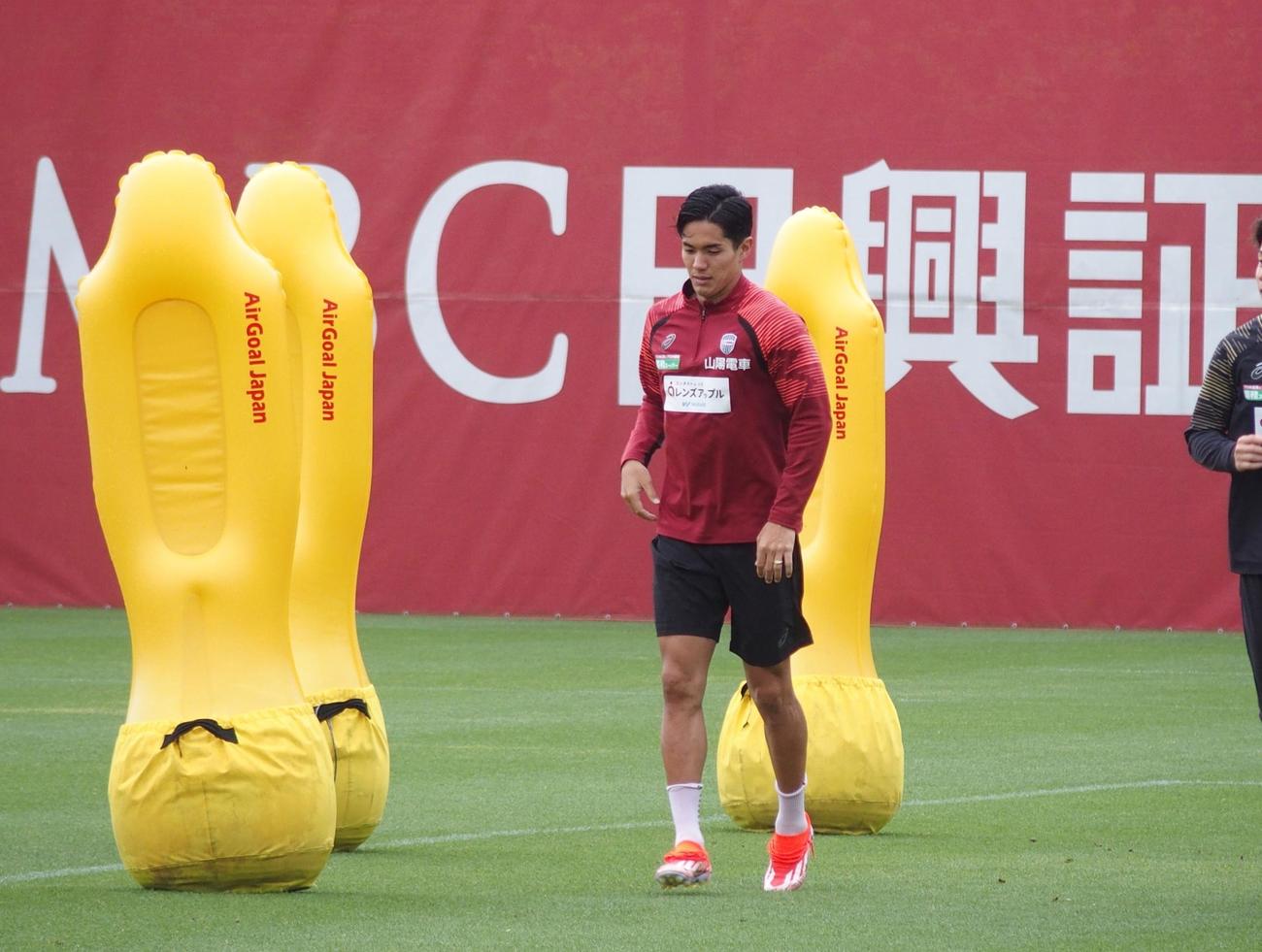 別メニュー調整する神戸FW武藤嘉紀（撮影・永田淳）