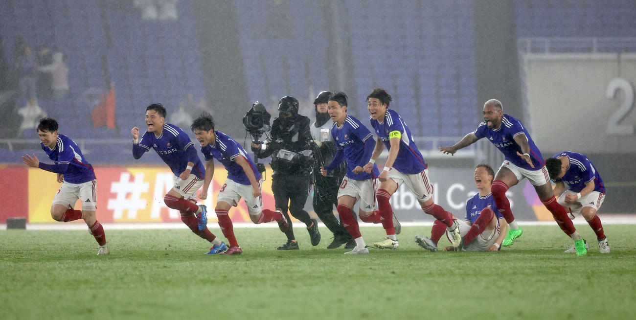PK戦を制し決勝進出を決め、笑顔で駆け出す横浜イレブン（撮影・野上伸悟）