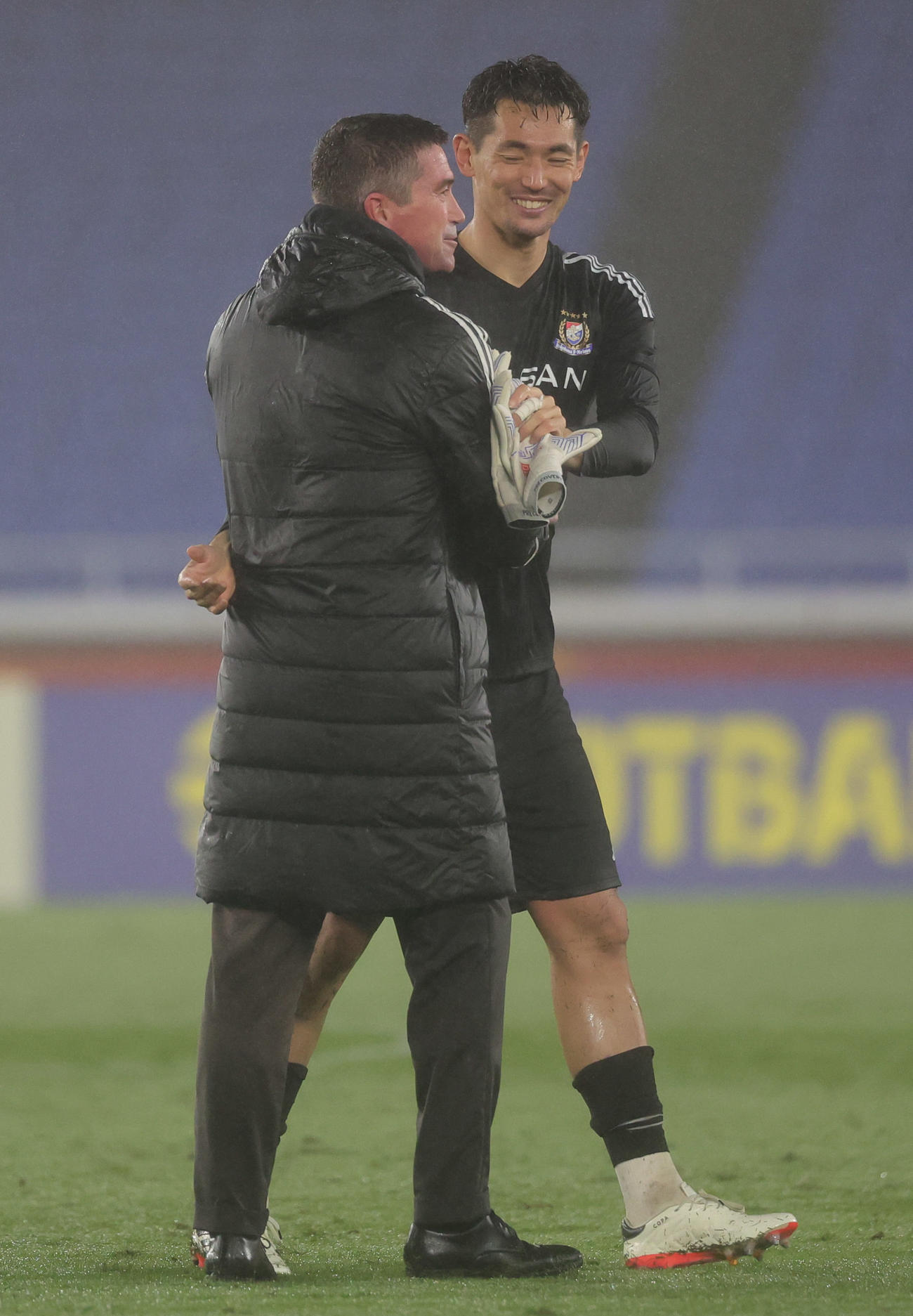 GKポープ（右）を出迎える横浜キューエル監督（撮影・野上伸悟）