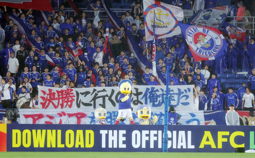 横浜対蔚山　盛り上がる横浜サポーター（撮影・野上伸悟）