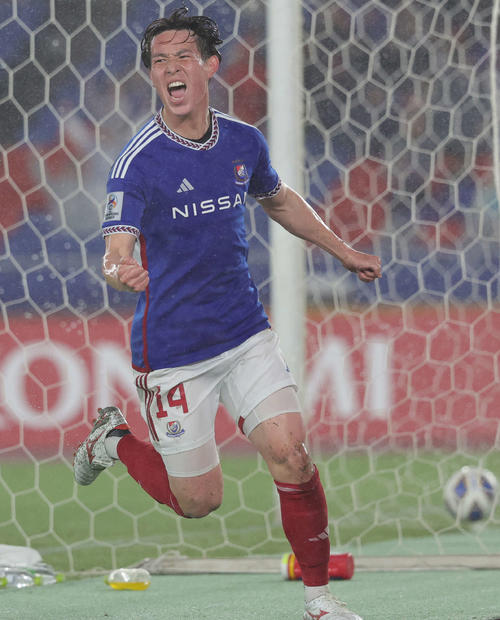 横浜対蔚山　前半、先制ゴールを決め駆け出す横浜植中（撮影・野上伸悟）