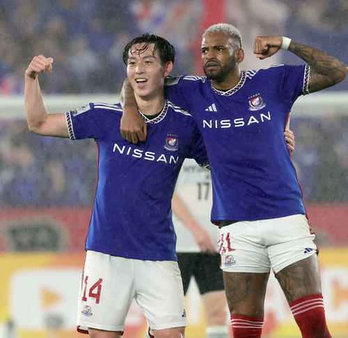 横浜対蔚山　前半、自身2点目のゴールを決め、Aロペス（右）と肩を組む横浜植中（撮影・野上伸悟）