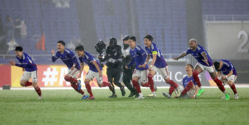 PK戦を制し決勝進出を決め、笑顔で駆け出す横浜イレブン（撮影・野上伸悟）