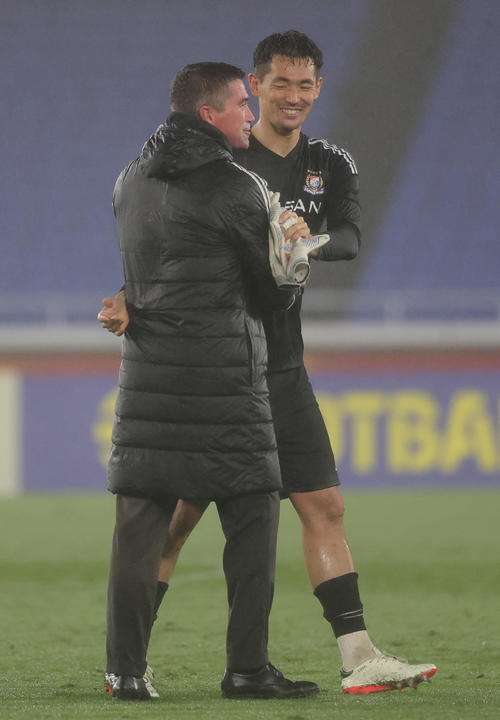 GKポープ（右）を出迎える横浜キューエル監督（撮影・野上伸悟）