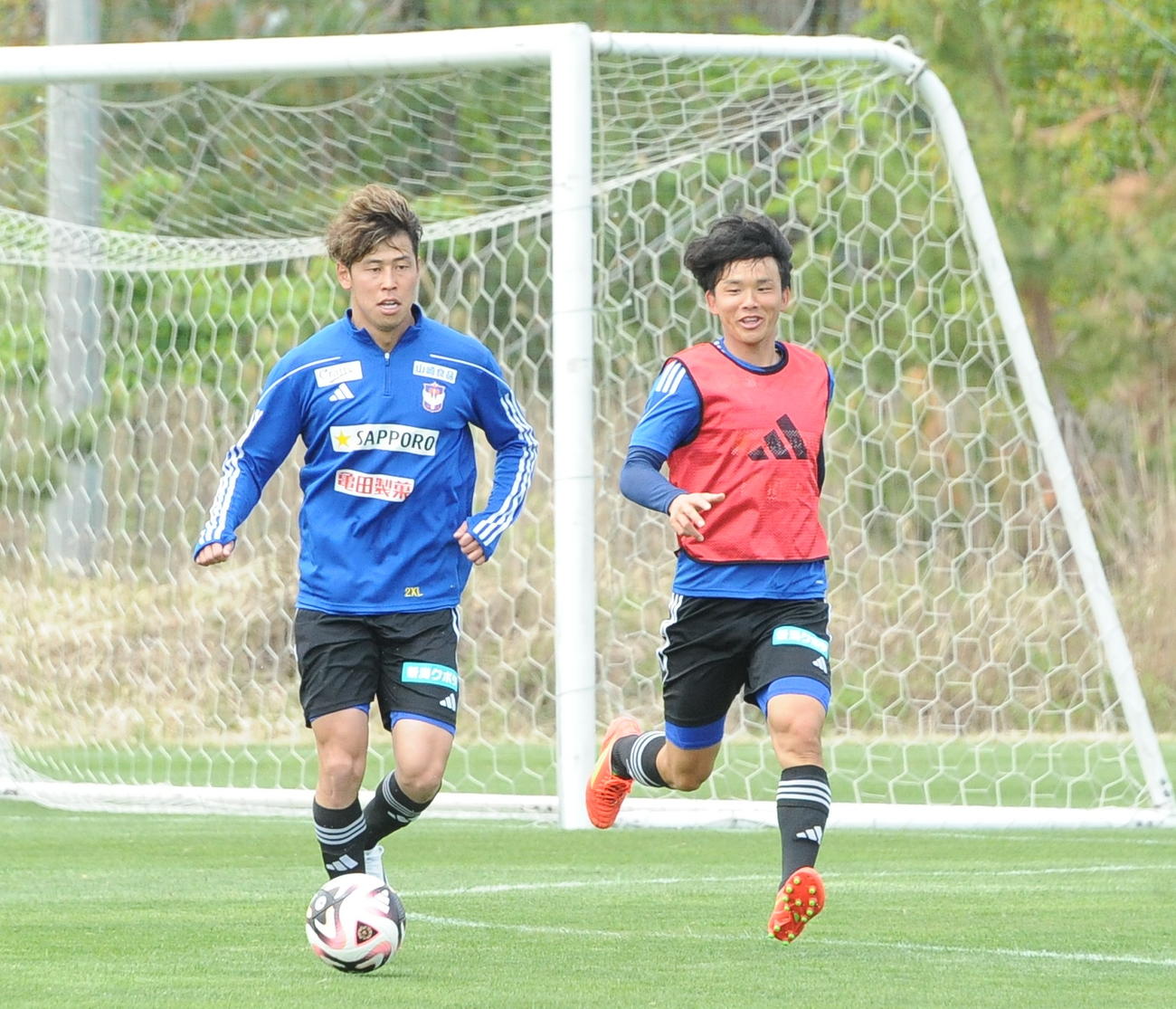 藤原（右）と競り合う谷口（23日撮影）