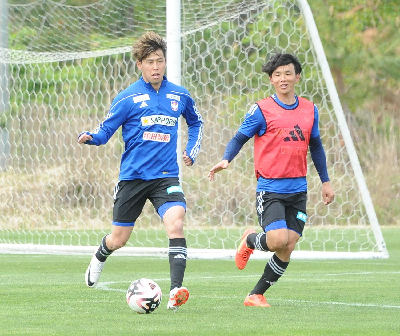 藤原（右）と競り合う谷口（23日撮影）