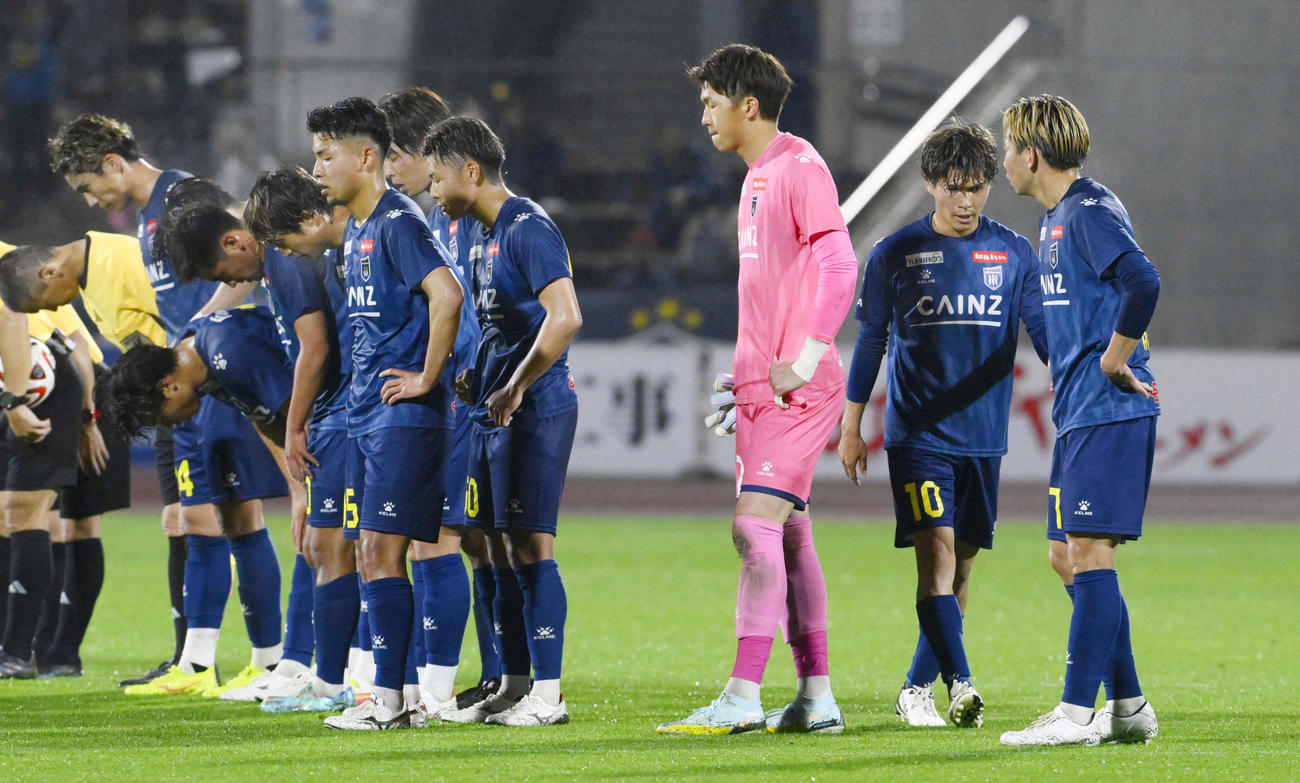 柏に敗れ、厳しい表情の佐藤（右から2人目）ら群馬イレブン（共同）