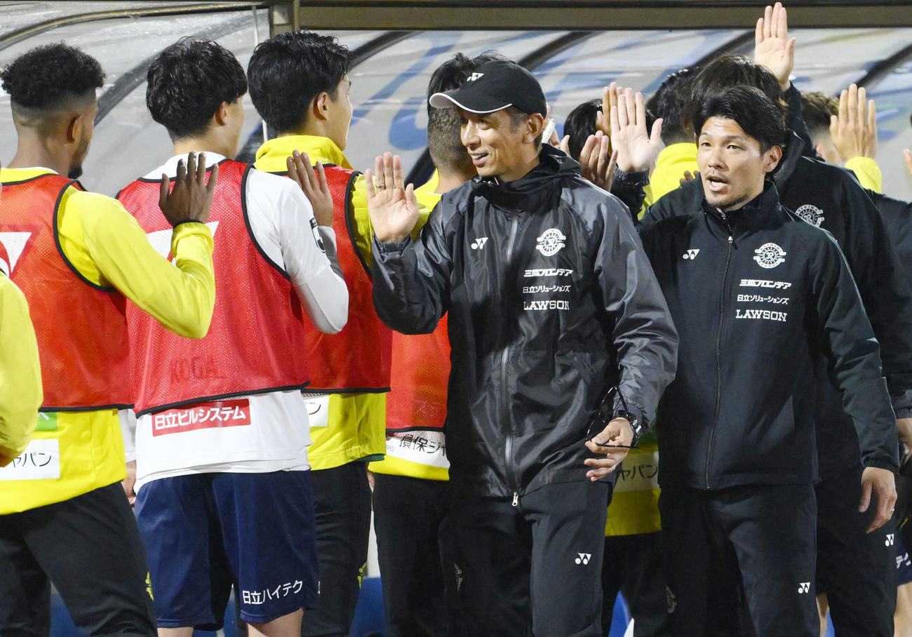 群馬に勝利し、笑顔でタッチを交わす柏・井原監督（中央）（共同）