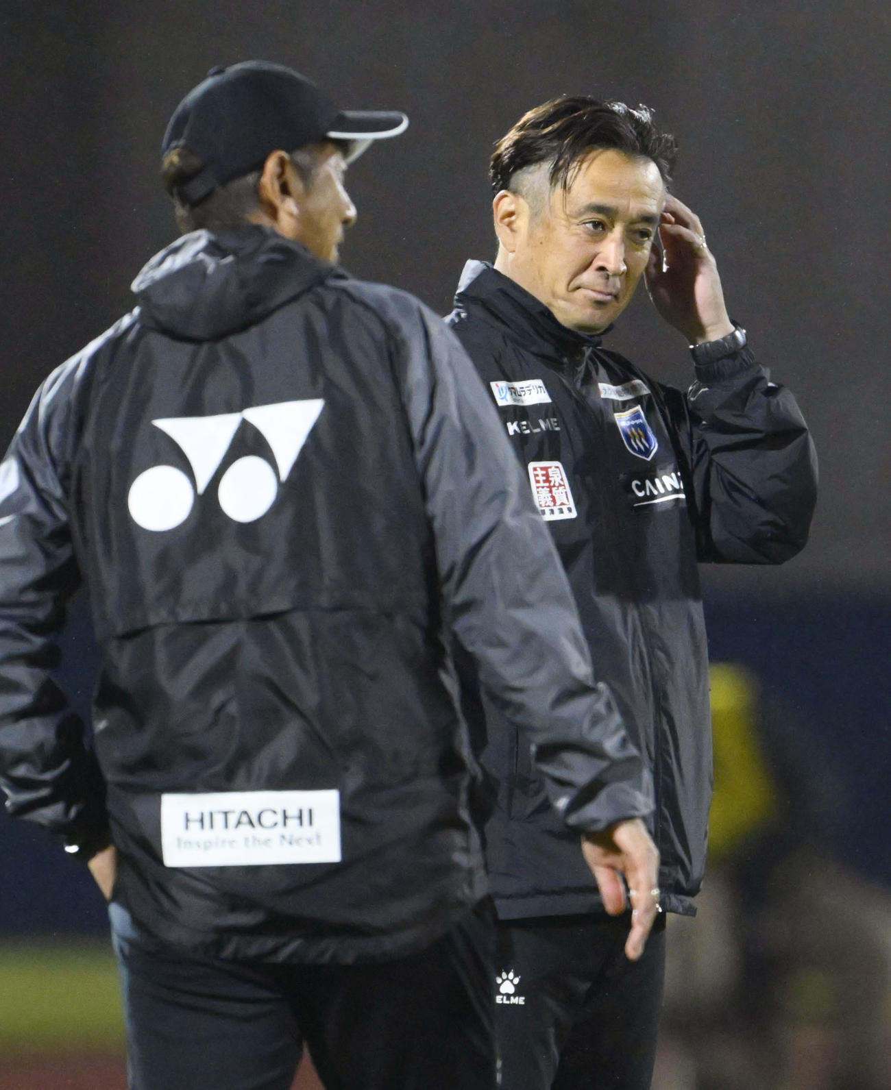 柏に敗れた群馬・大槻監督（右）（共同）