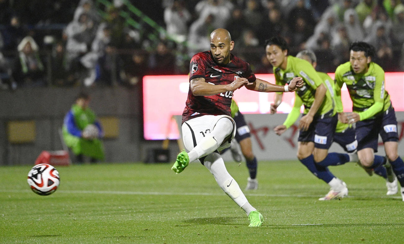 鳥取―浦和　前半、PKでチーム2点目のゴールを決める浦和・チアゴサンタナ（共同）
