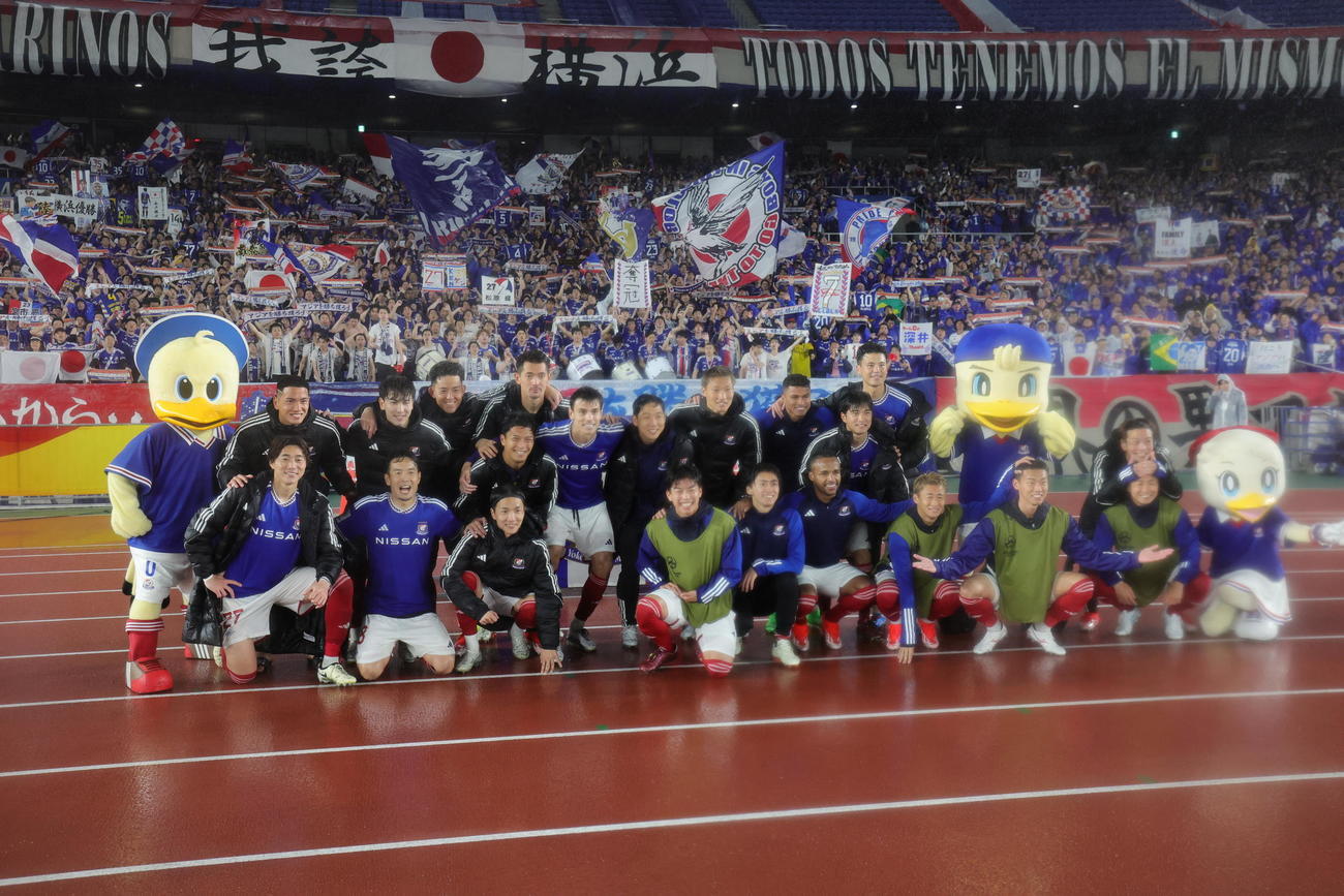 決勝進出を決め、サポーターと記念撮影する横浜イレブン（撮影・野上伸悟）