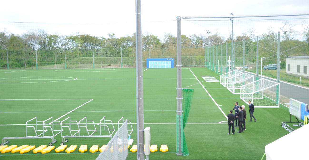 新潟医療福祉大のキャンパス内に完成したサッカー場