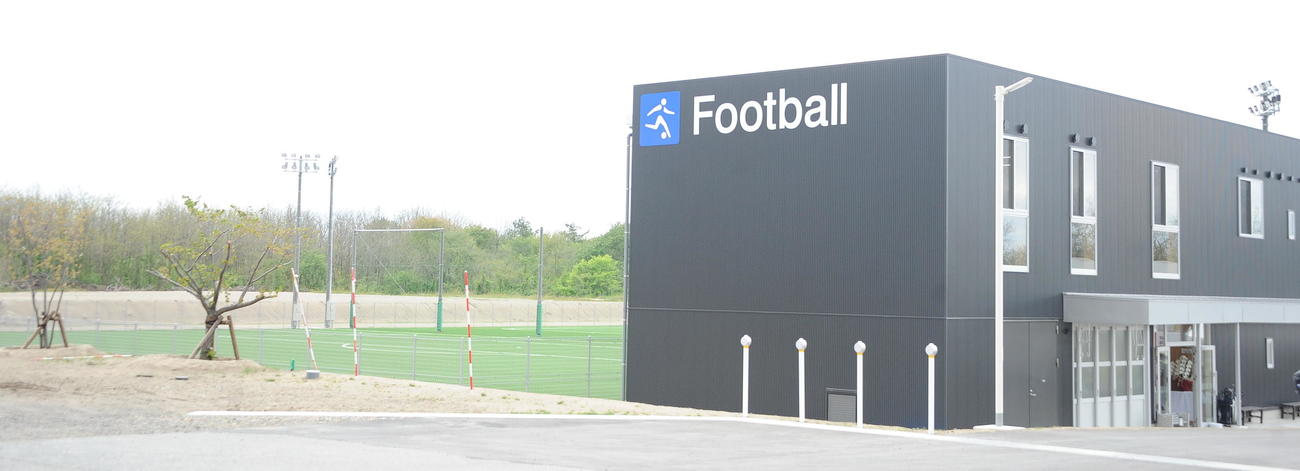 新潟医療福祉大のキャンパス内に完成したサッカー場に隣接するクラブハウス