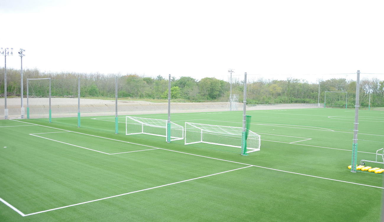 新潟医療福祉大のキャンパス内に完成したサッカー場